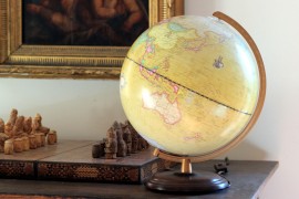 Globe terrestre moderne à l'antique