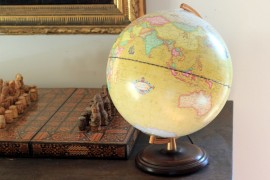 Globe terrestre moderne à l'antique